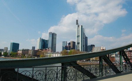 Mainbrücke mit Blick auf die Skyline von Frankfurt/Main