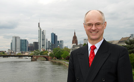 Rechtsanwalt Dr. Meinhardt in front of the Frankfurt am Main skyline