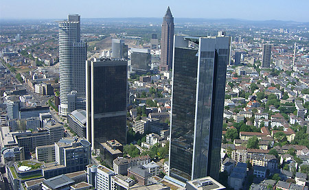 Blick auf die Skyline Frankfurt Richtung Taunus
